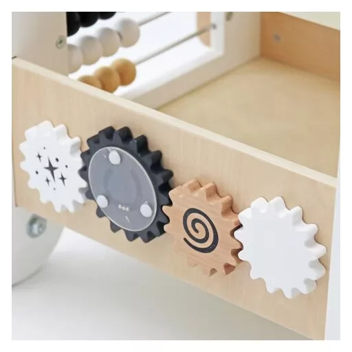 Moni fa járássegítő kocka