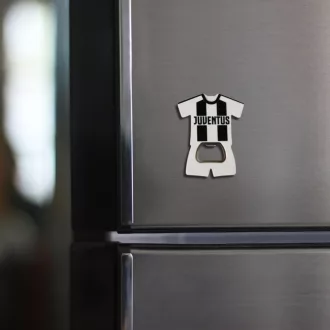 Juventus hűtőmágnes, sörnyitó mez alakú csíkos