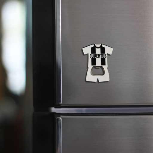 Juventus hűtőmágnes, sörnyitó mez alakú csíkos