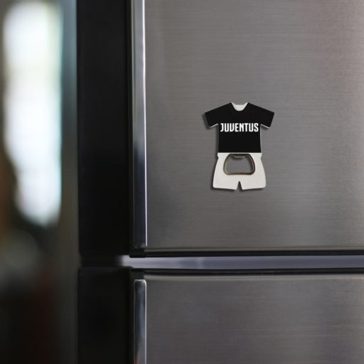 Juventus hűtőmágnes, sörnyitó mez alakú fekete 