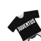 Juventus hűtőmágnes, sörnyitó mez alakú fekete