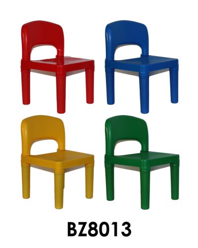 Kényelmes, színes Lego székek, ideális gyerekeknek asztalhoz.