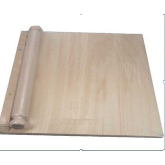 Fa gyúródeszka és nyújtófa szett, 37x37 cm méretben.