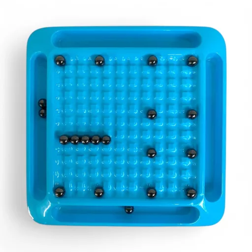 Mágneses golyó taszító-vonzó társasjáték, 28x28 cm méretben.